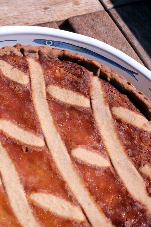 Pastiera napoletana sur plat Solimene Art_ph Sara Rania x Cuisine Italienne Paris-min